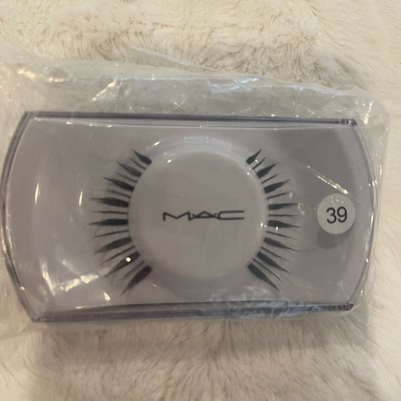 Mac Eyelashes - Picture 2 of 3